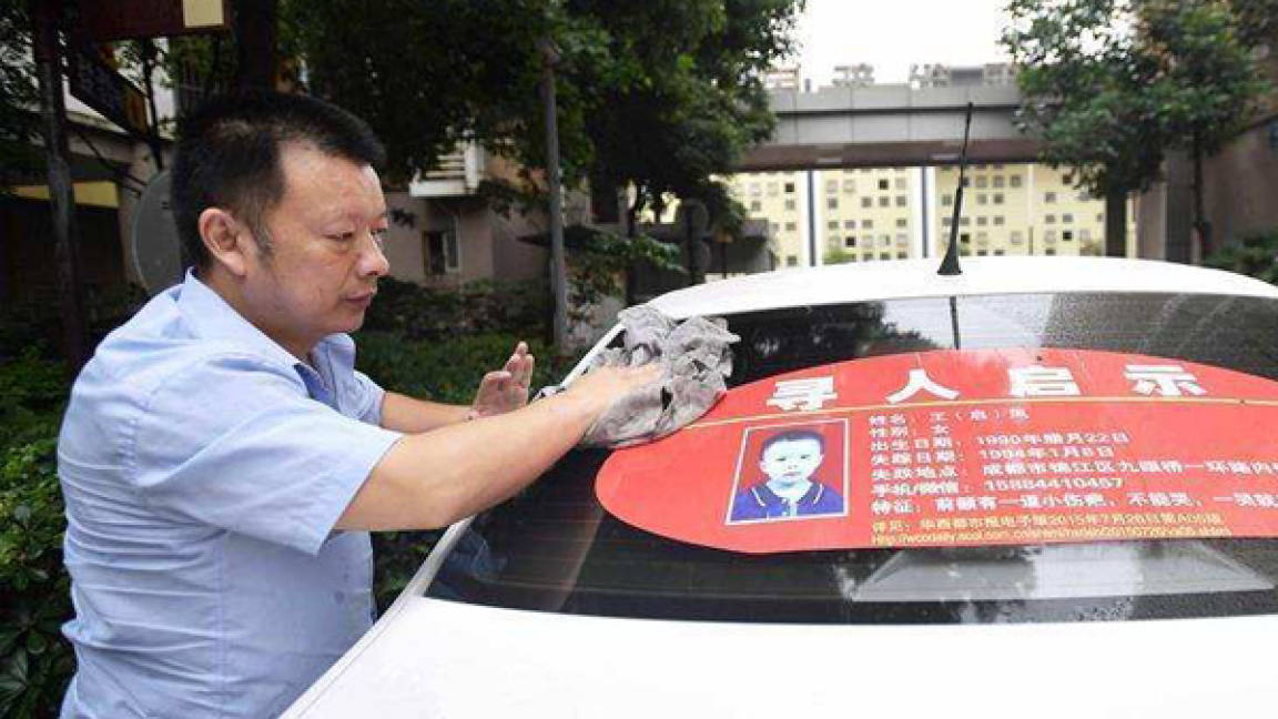 Tras 24 años, hombre encuentra a su hija gracias a su taxi en China