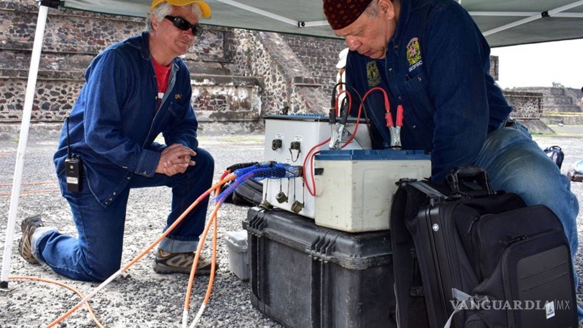 $!Descubren túnel bajo la Pirámide de la Luna, en Teotihuacán