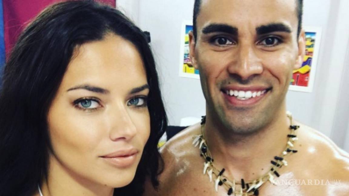 La top model Adriana Lima se fotografío con el abanderado de Tonga