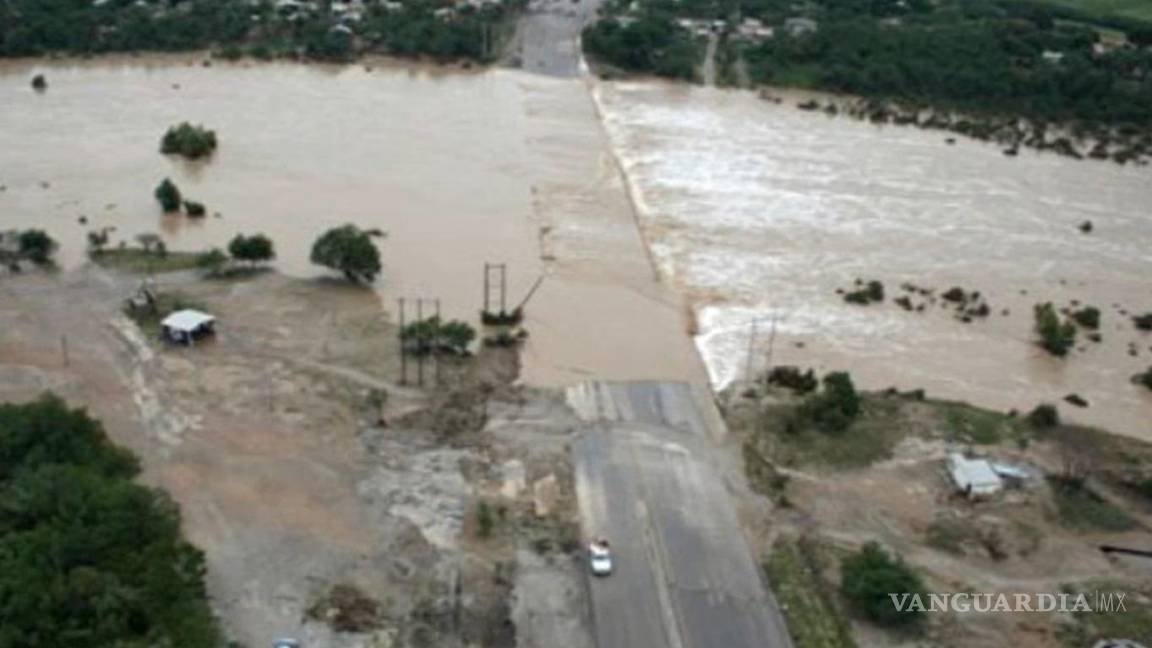 $!El río crecido se desbordó y el agua arrastró todo a su paso.