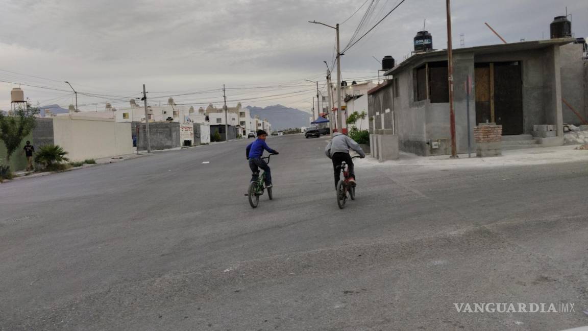 $!Los vecinos esperan que las promesas de campaña para la construcción de un puente a la entrada se conviertan en realidad.