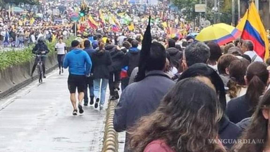 Miles de colombianos marcharon en la mayor manifestación contra Petro