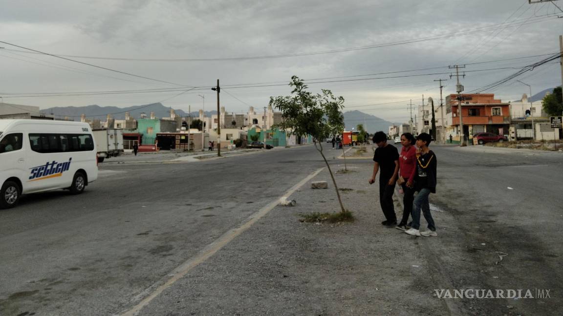 $!Residentes lidian con el transporte público, que pasa con poca frecuencia y horarios irregulares.