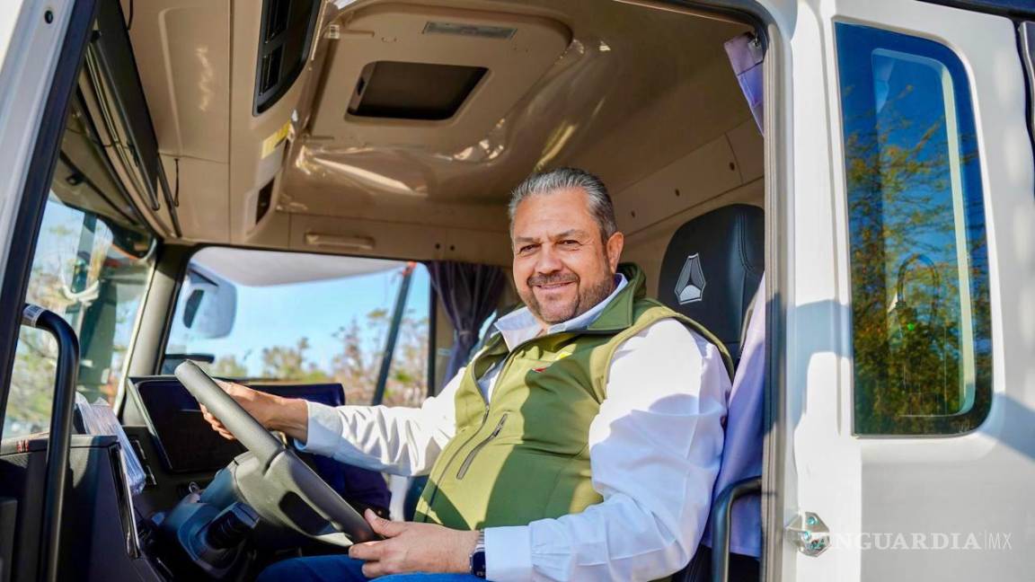 $!El alcalde Tomás Gutiérrez Merino encabezó la entrega de nuevo equipamiento para el área de limpieza del municipio.