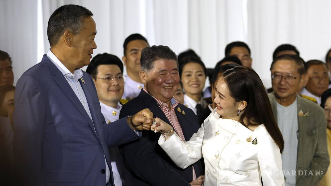 $!La primera ministro de Tailandia, Paetongtarn Shinawatra (d), saluda al ex primer ministro destituido Srettha Thavisin (i) en Bangkok.