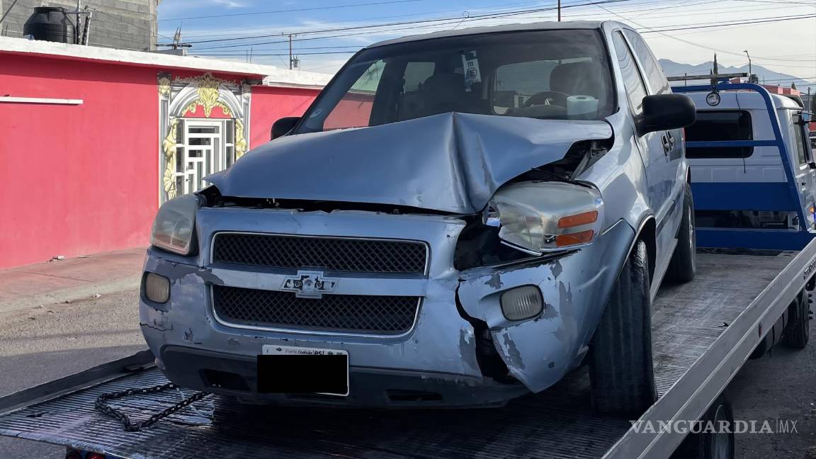 Madre pierde el control de su vehículo y choca contra ‘tiendita’ en Saltillo