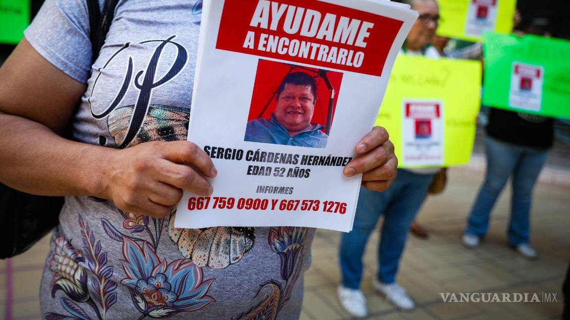 $!Familiares de Sergio Cárdenas, trabajador de El Debate de Culiacán, exigieron al gobernador Rubén Rocha una investigación para su liberación tras ser privado de la libertad el 19 de octubre por personas armadas. Acompañadas por los colectivos de búsqueda Sabuesos Guerreras y Guerreros Azules, las hijas de Cárdenas demandaron al gobernador cumplir su promesa de protección hecha el viernes anterior. El secuestro ocurrió después de que Cárdenas fuera derribado de su motocicleta mientras distribuía el periódico.