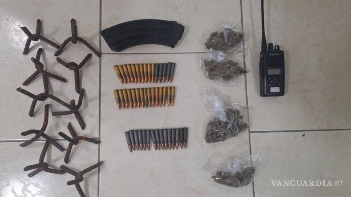 $!Detienen a jóvenes que arrojaban ‘ponchallantas’ en la carretera Monterrey-Nuevo Laredo