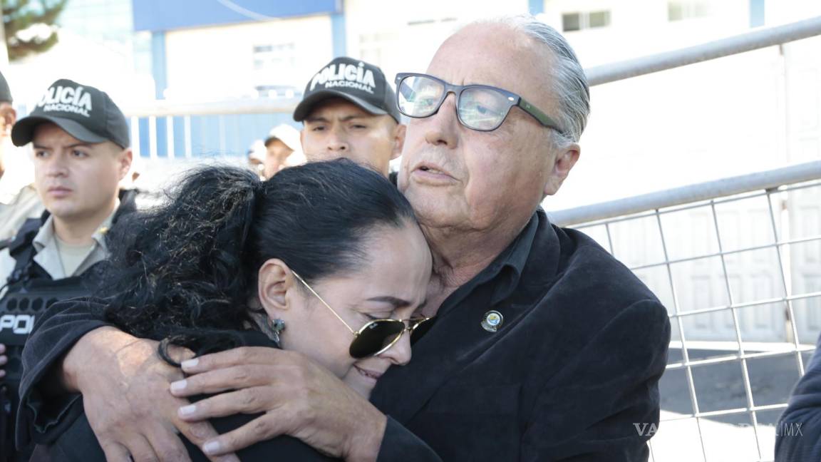 $!Familiares del candidato presidencial Fernando Villavicencio llegan a la morgue del Servicio Nacional de Ciencias Forenses en Quito, Ecuador.