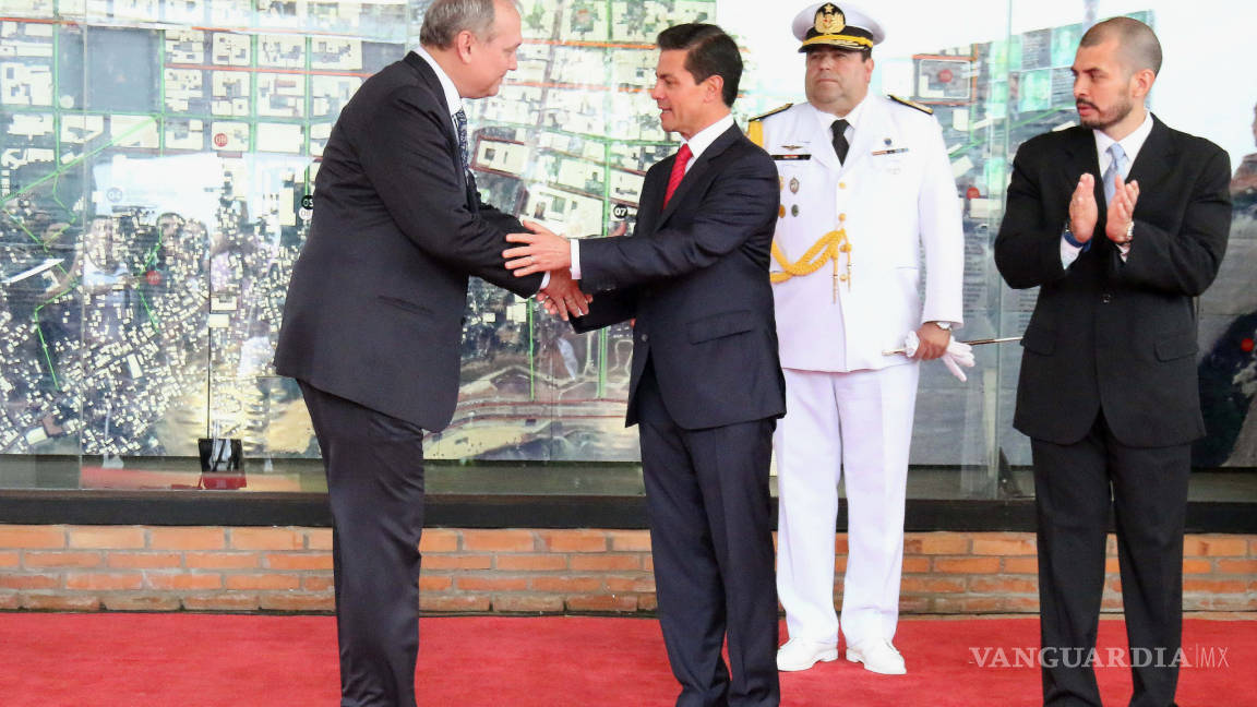 $!Peña Nieto es declarado Hijo Ilustre de Asunción en su primer acto en Paraguay