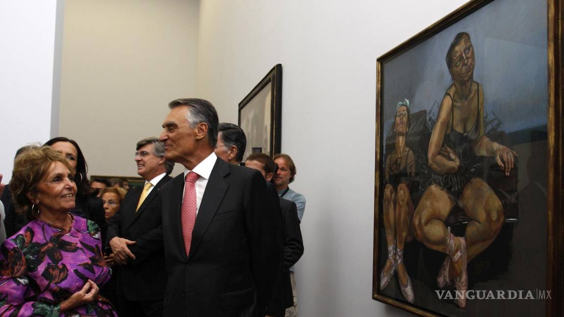 $!La artista portuguesa-británica Paula Rego (i) y el presidente de Portugal Anibal Cavaco Silva junto a la obra Dancing Ostriches de Rego el 18 de septiembre.
