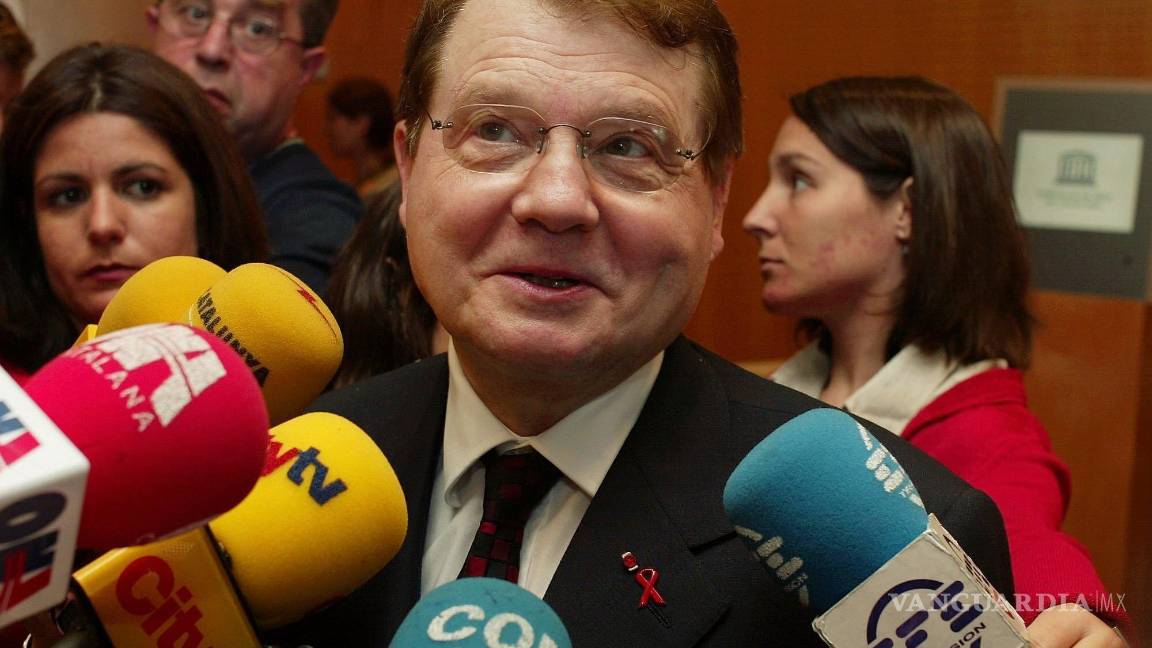$!El francés Luc Montagnier habla con la prensa en el primer día de una Conferencia Internacional sobre el SIDA en Barcelona el 7 de julio de 2002. AP/Cesar Rangel