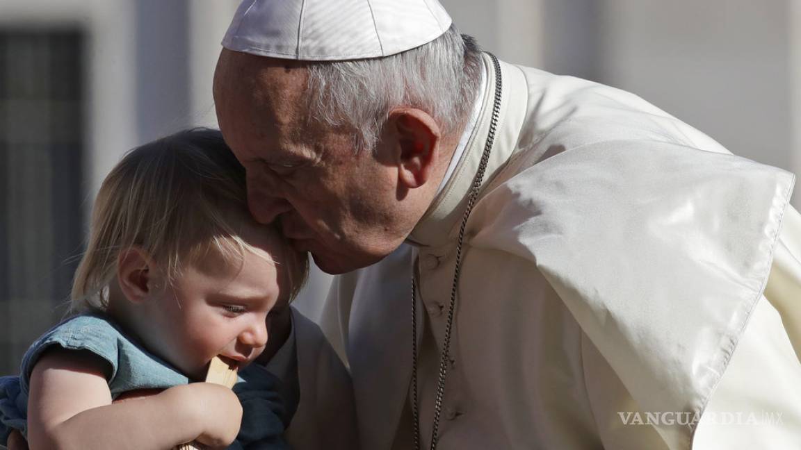 Papa dice a obispos que combatan abusos y cultura subyacente