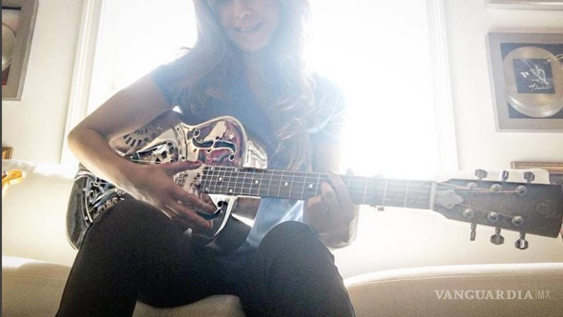 Thalía aprende a tocar guitarra con “Amore Mio”