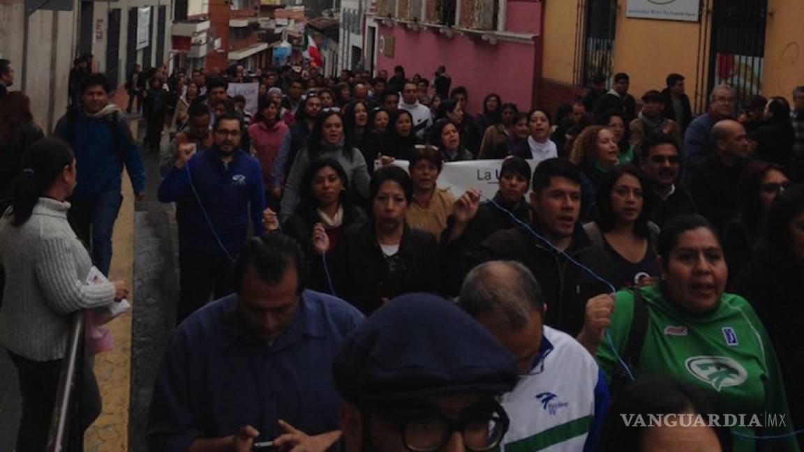 Periodistas se unen a protestas en Xalapa; marchan junto a universitarios y académicos de la UV