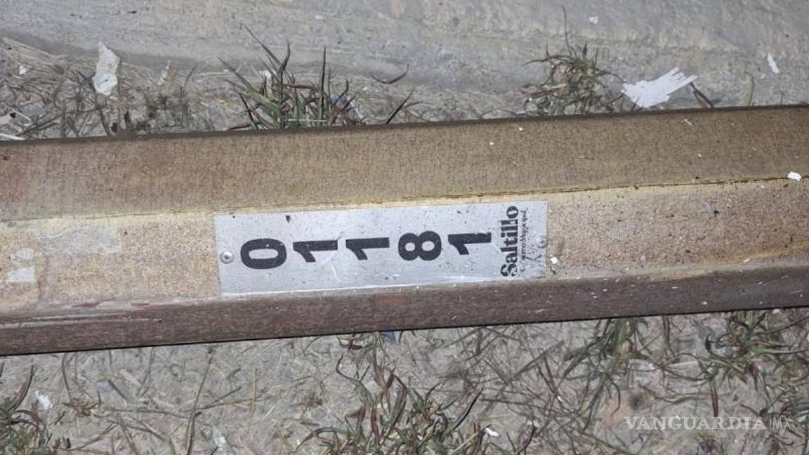 $!La luminaria quedó completamente derribada tras el impacto del vehículo.