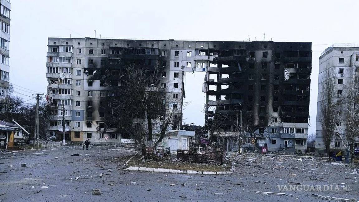 $!Una vista de los daños graves causados en la zona residencial de Borodyanka, a las afueras de Kiev, Ucrania.