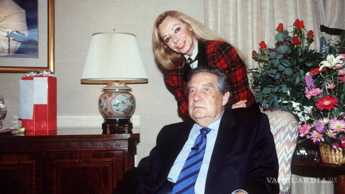 $!Octavio Paz y su mujer María José Paz el 11 de octubre de 1990, en Nueva York, día que comunican al escritor que es el ganador del Premio Nobel de literatura.