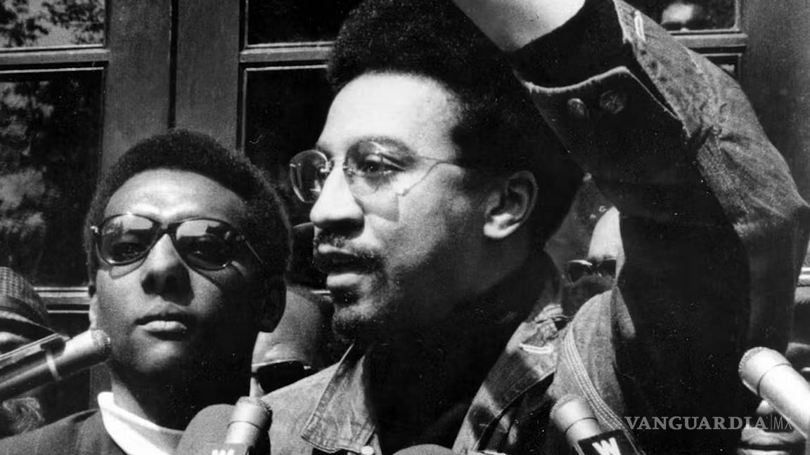 $!El militante del poder negro H. Rap Brown y Stokely Carmichael (d) en una protesta en la Universidad de Columbia en la ciudad de Nueva York el 26 de abril de 1968.