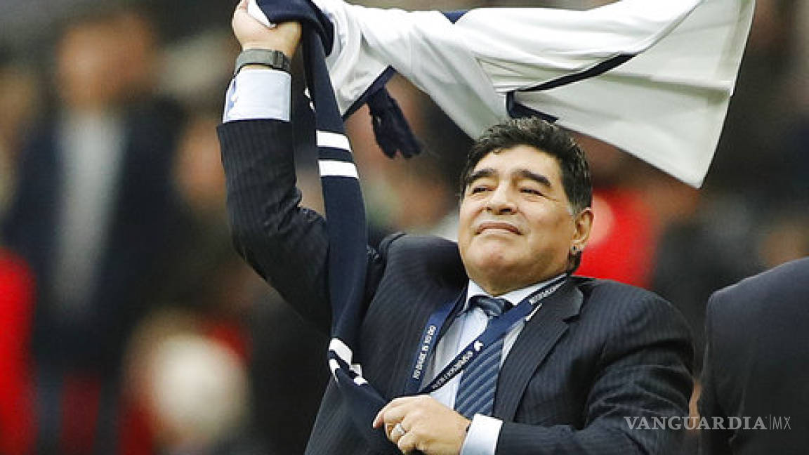 Maradona presencia en Wembley el partido entre Tottenham y Liverpool