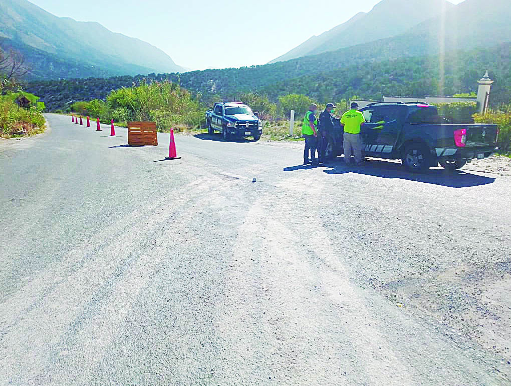$!Prohibido el paso a la Sierra de Arteaga; colocan retenes para bloquear carreteras