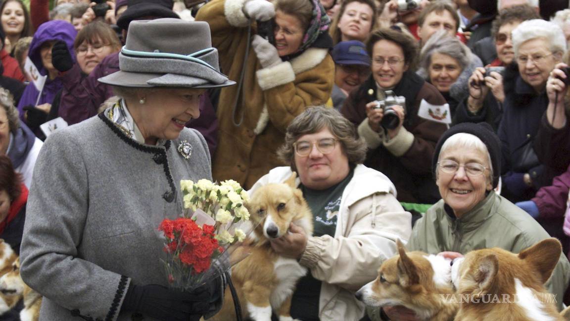 $!La reina Isabel II habla con miembros de la Asociación Manitoba Corgi, durante una visita a Winnipeg, el martes 8 de octubre de 2002.