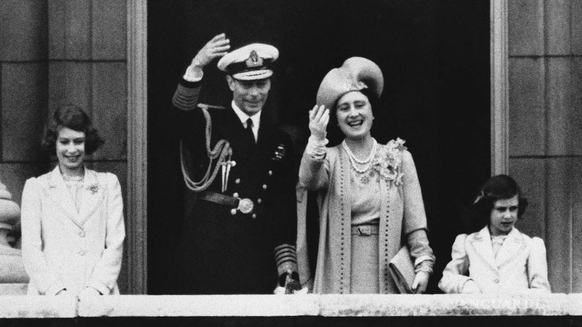 $!EL rey Jorge VI y la reina Isabel con sus hijas la princesa Isabel (i) y la princesa Margarita (d) en Londres el 22 de junio de 1939.