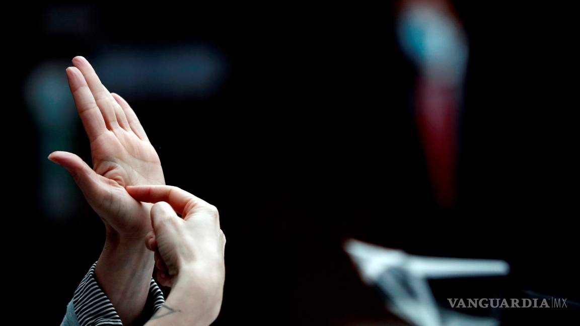 $!Con estos guantes las personas sordas podrán ponerle voz a su lenguaje de señas