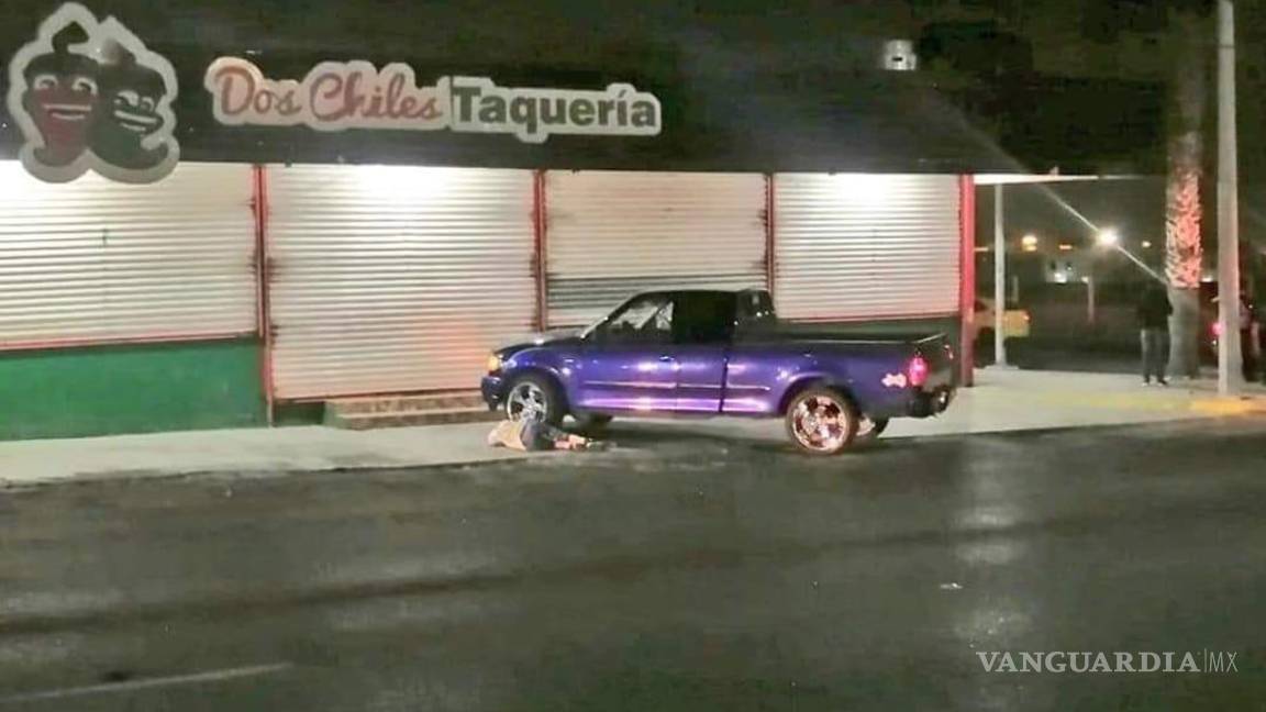$!Se acercó una camioneta roja, de la que bajaron dos pistoleros, quienes dispararon por ambos lados de la camioneta de las víctimas