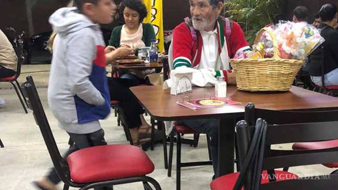 Niño regala tacos a abuelito y rompe en llanto al verlo comer