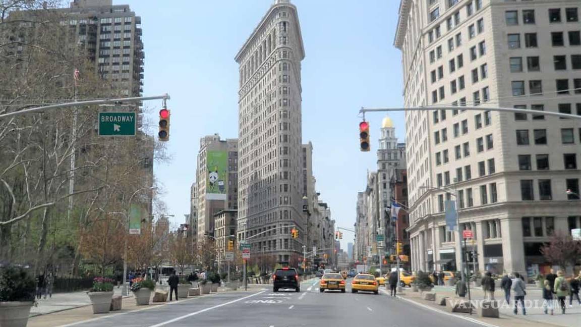 $!El edificio triangular en la esquina de Emilio Carranza, Muelles y Múzquiz recuerda —en escala modesta— al famoso Flatiron de Nueva York: un ejemplo local de cómo la geometría urbana también dejó curiosidades arquitectónicas en el centro de Saltillo.