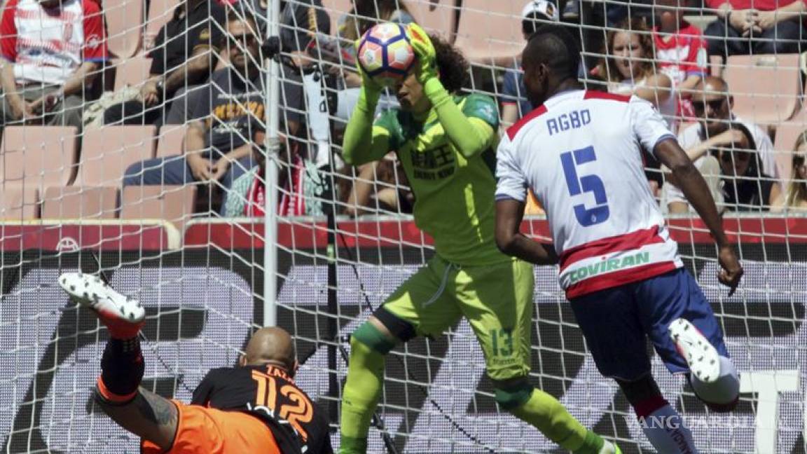 Guillermo Ochoa se queda sin técnico