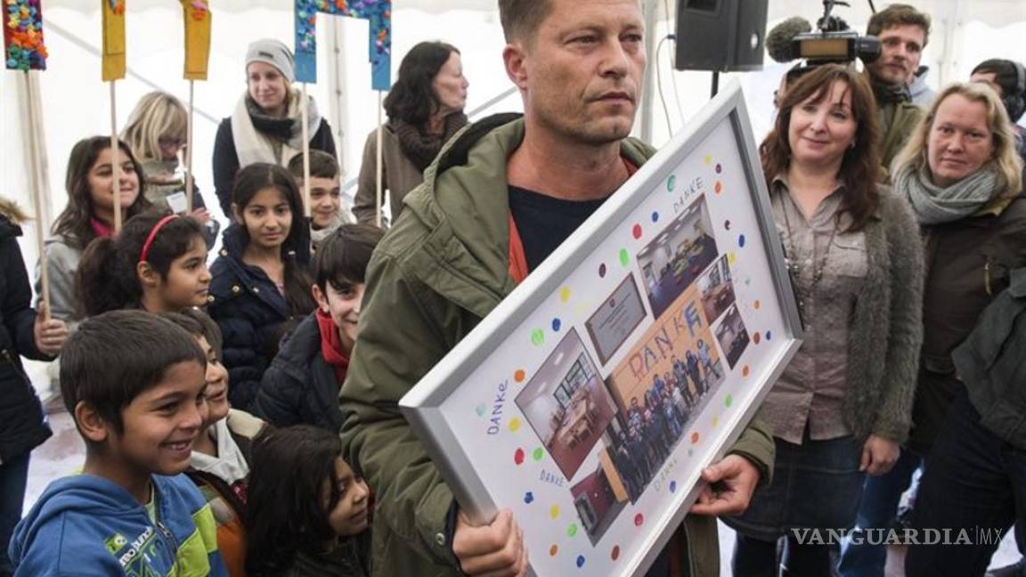 $!Til Schweiger inaugura guardería para refugiados en Alemania