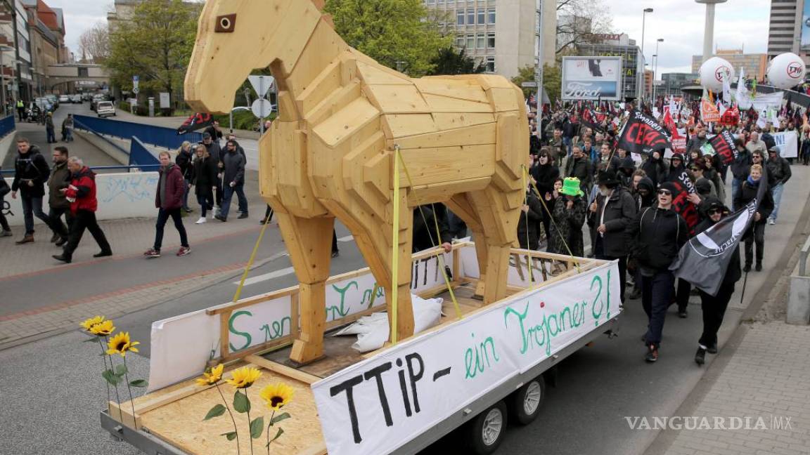 Protestan miles de alemanes contra el tratado de libre comercio ante la llegada de Obama