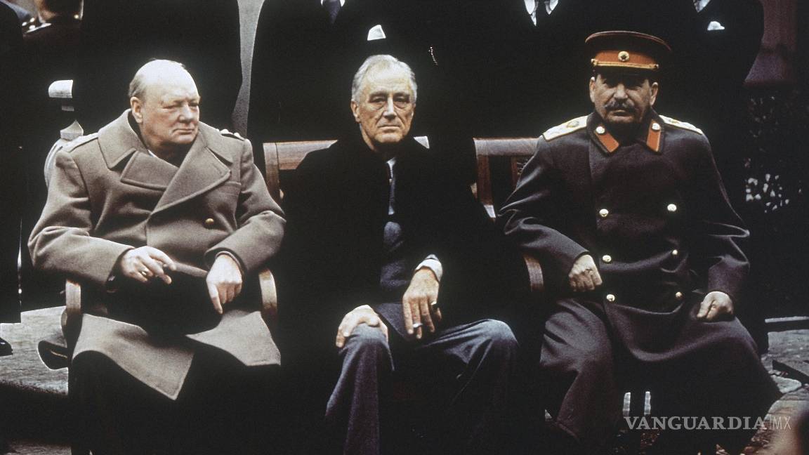 $!El primer ministro británico Winston Churchill, el presidente Franklin Roosevelt y el líder soviético Josef Stalin en el patio del Palacio de Livadia, en Yalta, Crimea.