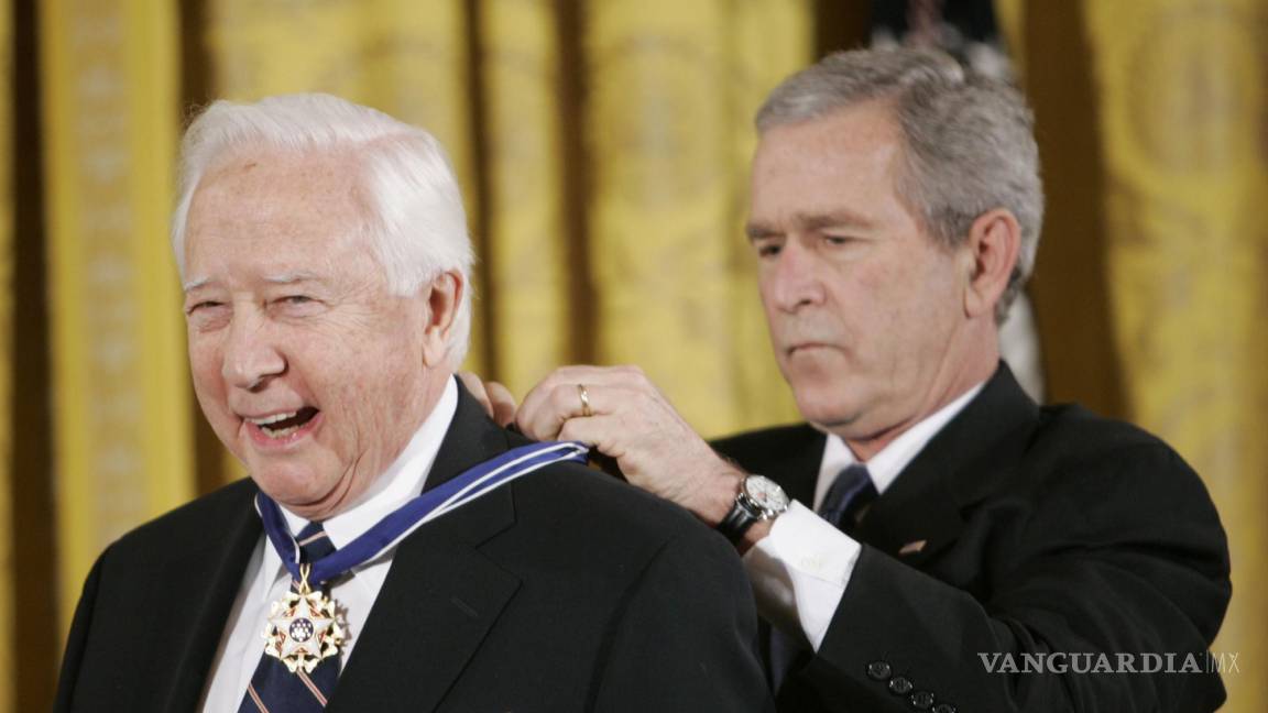 $!El presidente George W. Bush otorga la Medalla Presidencial de la Libertad a David McCullough en Washington, el 15 de diciembre de 2006.