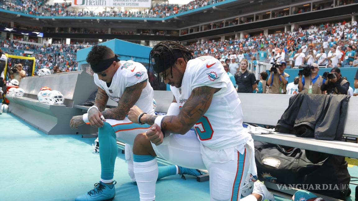 Jugadores mantienen protestas en los juegos de la NFL durante el himno