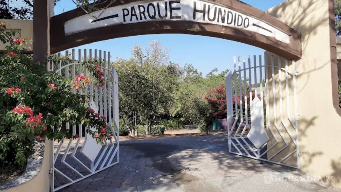 Saltillo: mujer atrae a joven al parque para asaltarlo; casi lo dejan hasta sin camisa