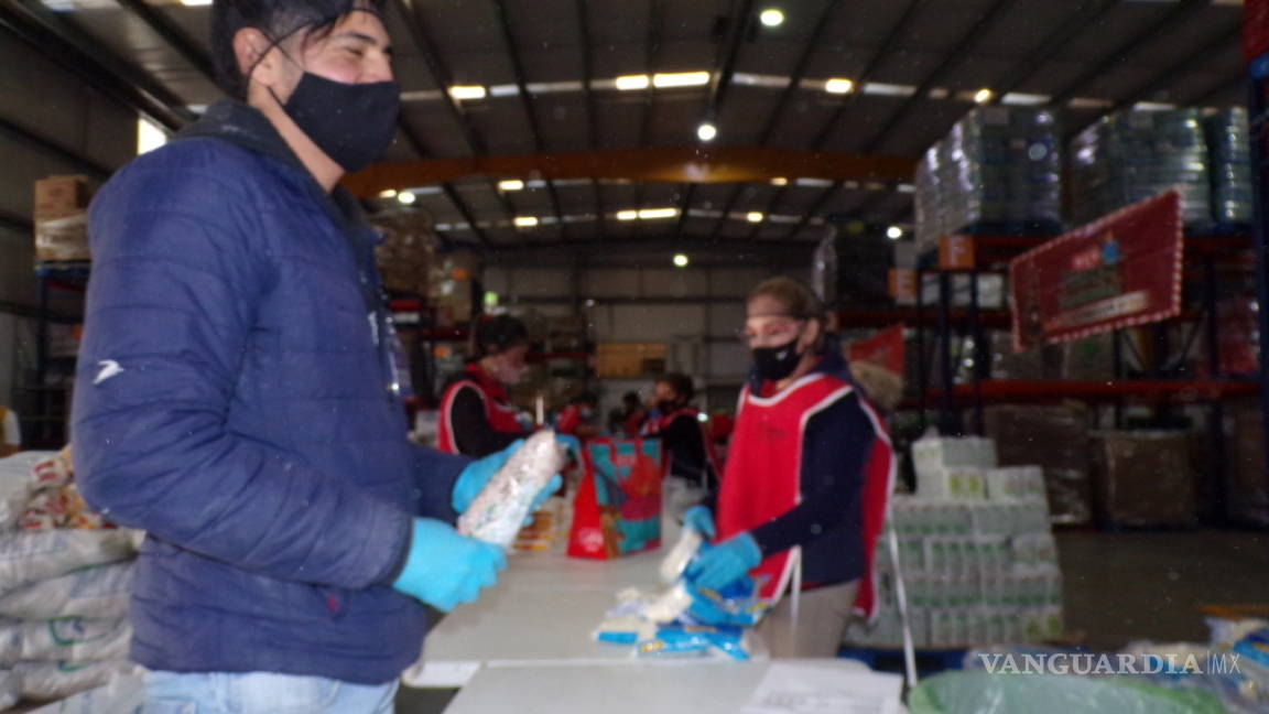 $!Sin posada por COVID; pero con despensa y bolo, manos a la obra en el Banco de Alimentos