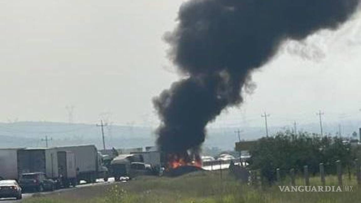 $!La unidad se volcó e incendio, resultando una persona lesionada, la cual no ha sido identificada hasta el momento