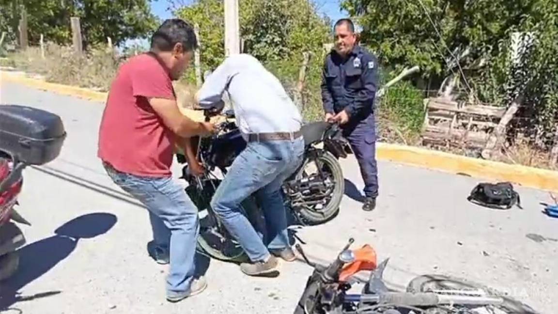 Deja tres lesionados choque de frente de dos motocicletas en Parras
