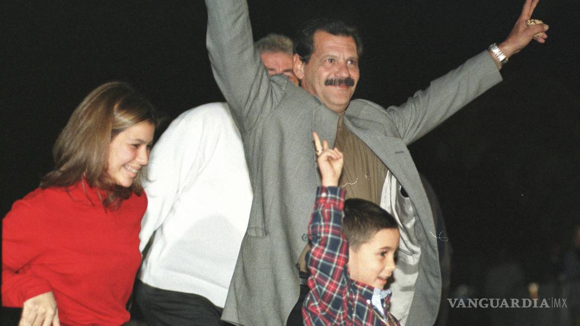 $!Elián González, abajo, su tío abuelo Lázaro González y su prima Marisleysis celebran con simpatizantes después de llegar a su casa en La Pequeña Habana.