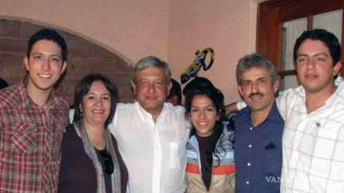 $!Pablo Taddei, director de la empresa LitioMx; Guadalupe Taddei, presidenta del INE; AMLO; Ivana Celeste Taddei, diputada local de Morena en Sonora, y Jorge Taddei, ‘superdelegado’ de la 4T