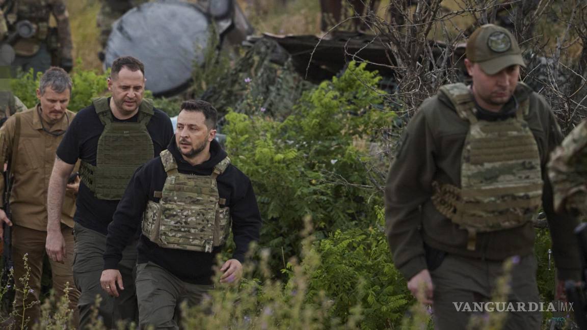 $!El presidente ucraniano Volodímir Zelenski (centro) visitando la isla Zmiinyi (isla de la serpiente) en el Mar Negro, no lejos de Odesa, Ucrania.