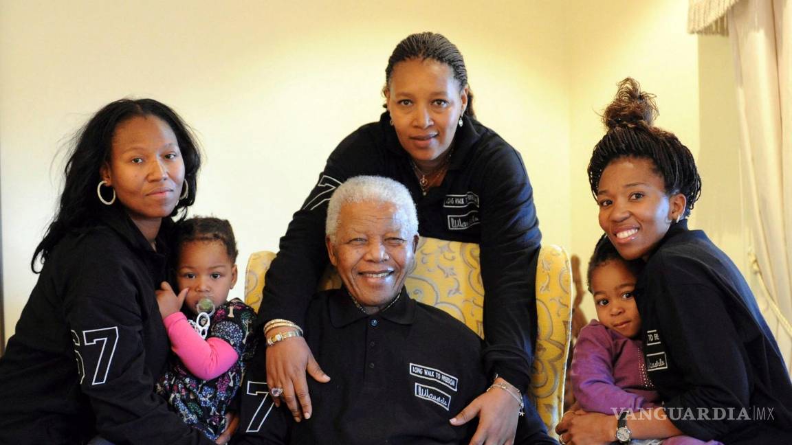 $!Foto del 17 de Julio de 2011 del expresidente de Sud·frica Nelson Mandela (c) en su su 93 cumpleaños acompañado por su familia en su casa de Qunu, Sudáfrica.