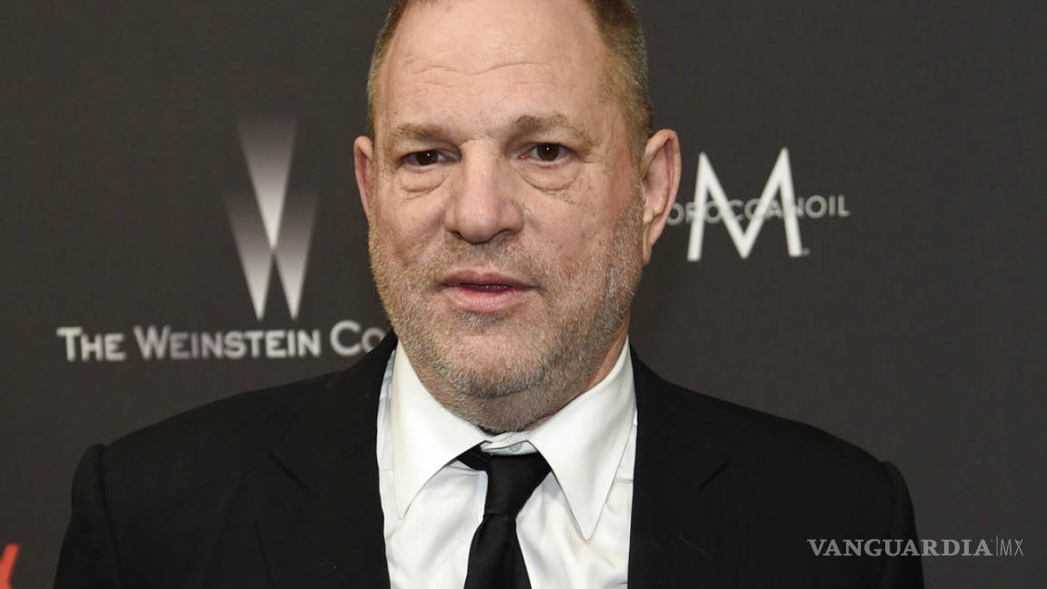 Video muestra a Weinstein acariciando a mujer durante junta