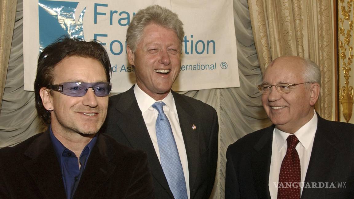 $!El expresidente estadounidense Bill Clinton, el expresidente soviético Mikhail Gorbachev y Bono en la Embajada de Rusia en Nueva York el 10 de marzo de 2002.