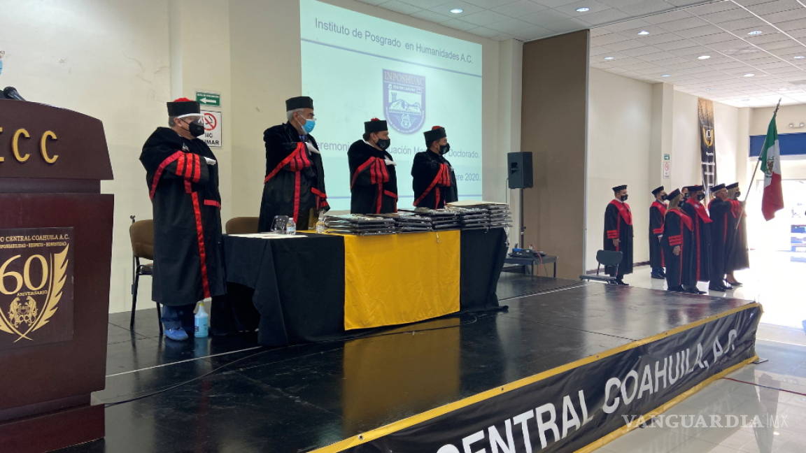 Se gradúan doctores en Derecho Penal y Derecho Procesal Oral, fiscal de Coahuila, invitado a la ceremonia