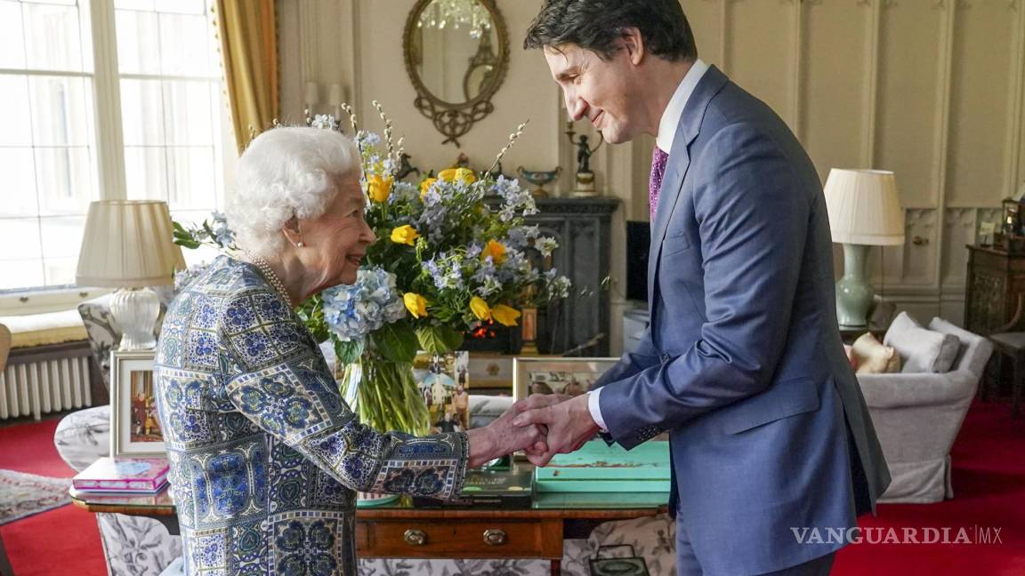 Reina Isabel recibe en persona a Justin Trudeau tras recuperarse de COVID-19