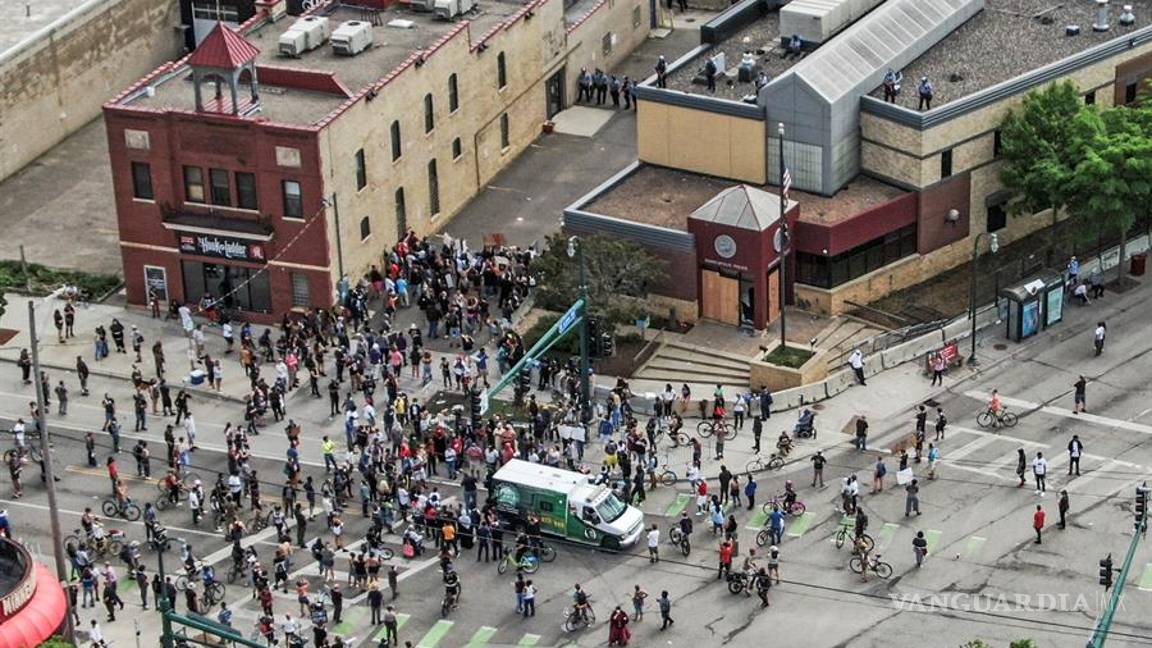 $!Violentas protestas y saqueos en Minneapolis por la muerte de George Floyd por abuso policial (fotos)